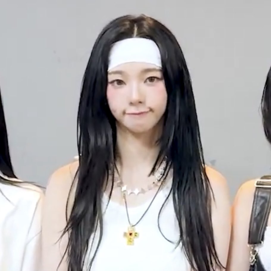 killingryejmj's tweet image. karina&apos;s dimples look exactly like oshawott 😭