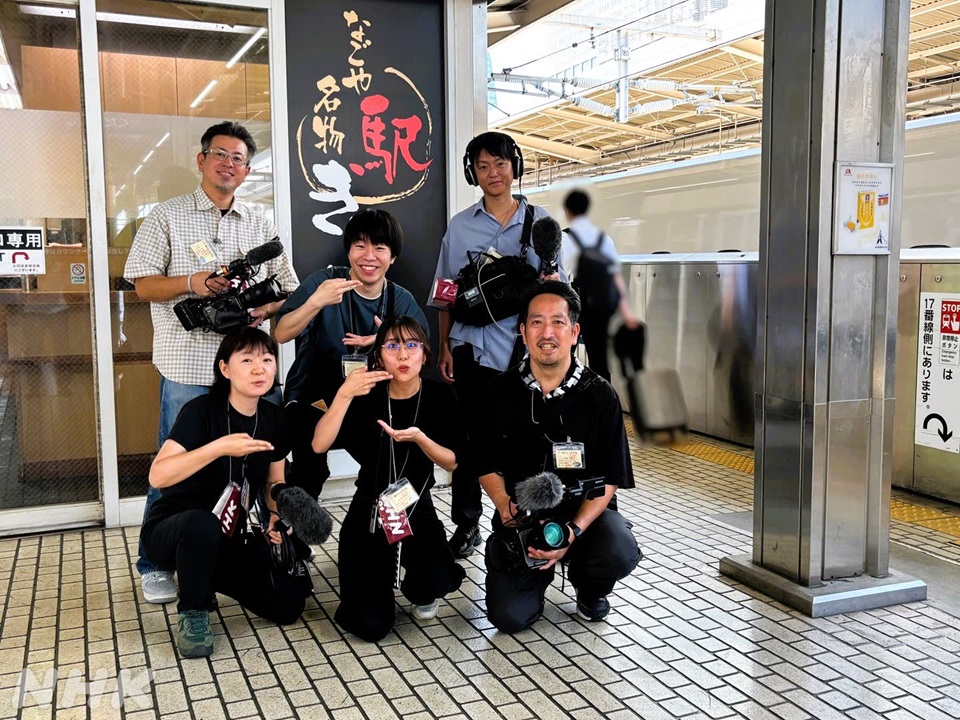 nhk_72HR's tweet image. 今週25(金)夜10:00
#ドキュメント72時間
名古屋🚅新幹線ホームのきしめん店🍜
東海道新幹線・名古屋駅ホームにあるきしめん店。担当は名古屋局・大野D。好きなメニューは牛肉きしめん(冷)。甘じょっぱい肉🥩の風味がたまらないそうです。本編登場の皆さんも、とにかくおいしそうにすすってます!