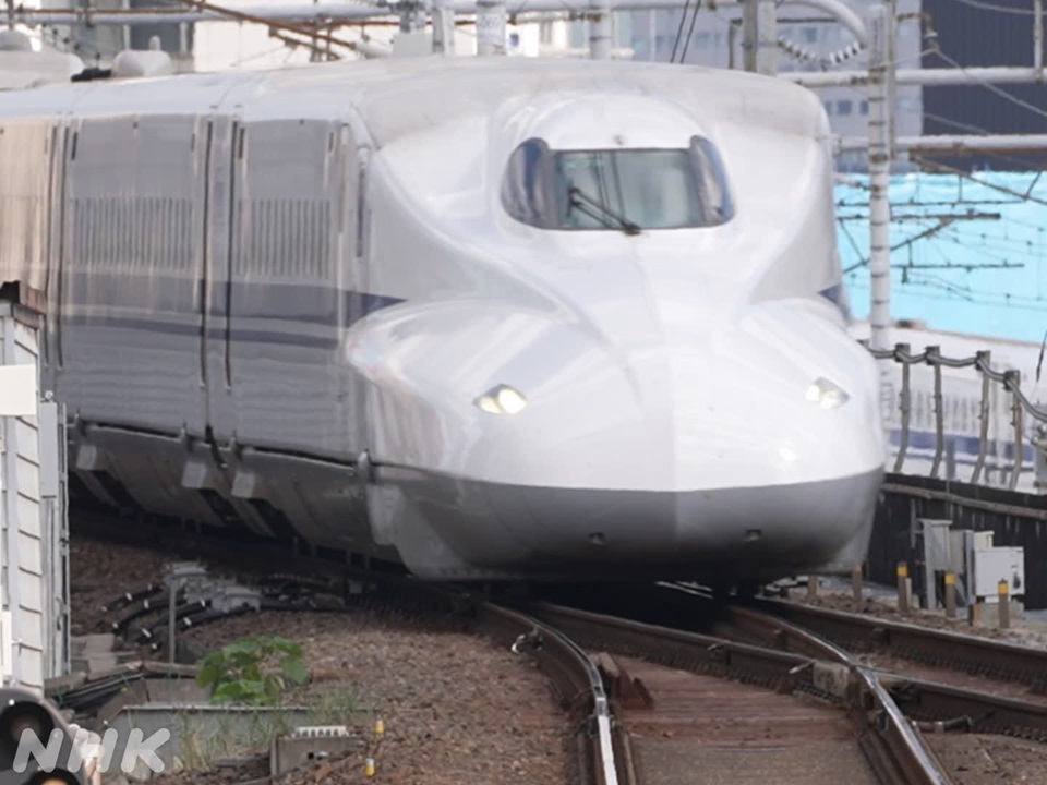 nhk_72HR's tweet image. 今週25(金)夜10:00
#ドキュメント72時間
名古屋🚅新幹線ホームのきしめん店🍜
東海道新幹線・名古屋駅ホームにあるきしめん店。担当は名古屋局・大野D。好きなメニューは牛肉きしめん(冷)。甘じょっぱい肉🥩の風味がたまらないそうです。本編登場の皆さんも、とにかくおいしそうにすすってます!