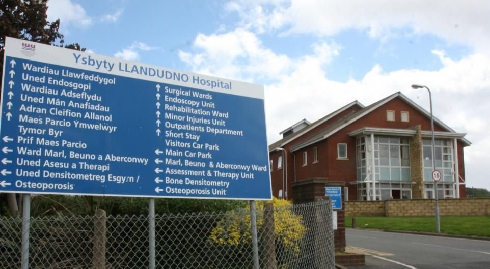 📍  Llandudno Hospital
Work has been progressing well at Llandudno Hospital, where we are carrying out sealant to movement joints in the Orthopaedic Theatres, Energy Centre, and the extension on the x-ray ward.