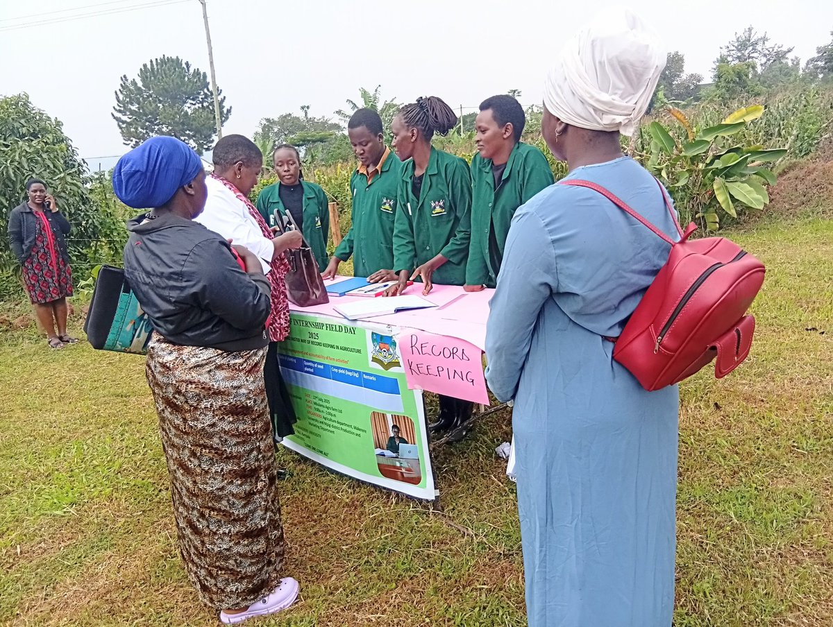 MakCAES's tweet image. CAES Field Day & End of Students' Internship held at Mbulamu Integrated Farm, the host farm for the training. The students have been working on different enterprises including maize, coffee, piggery,& poultry. They are set to share their experiences with the farmers in the area.