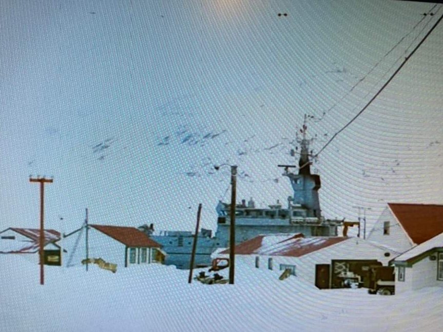 RDPHistory's tweet image. July 22nd 1982: HMS Leeds Castle arrives at a snowy South Georgia, joining STUFT ships Stena Inspector and Wimpey Seahorse and unloading 20 tons of stores; most of it beer and barbed wire... But mostly beer.