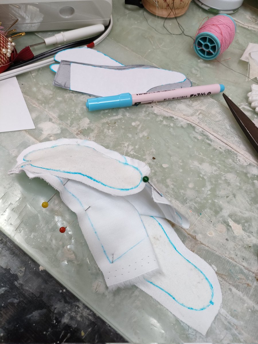 HKayuli's tweet image. おっきい子用の足袋縫ってる
返し縫いでちまちま
型紙拡大コピーしたの
上手くいくと良いけど