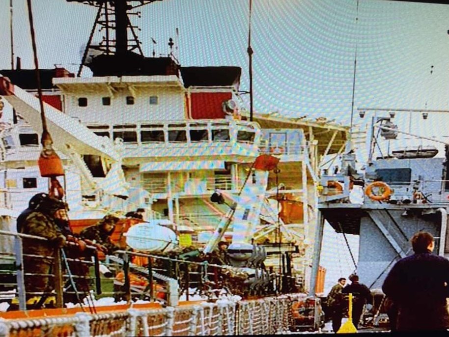 RDPHistory's tweet image. July 22nd 1982: HMS Leeds Castle arrives at a snowy South Georgia, joining STUFT ships Stena Inspector and Wimpey Seahorse and unloading 20 tons of stores; most of it beer and barbed wire... But mostly beer.