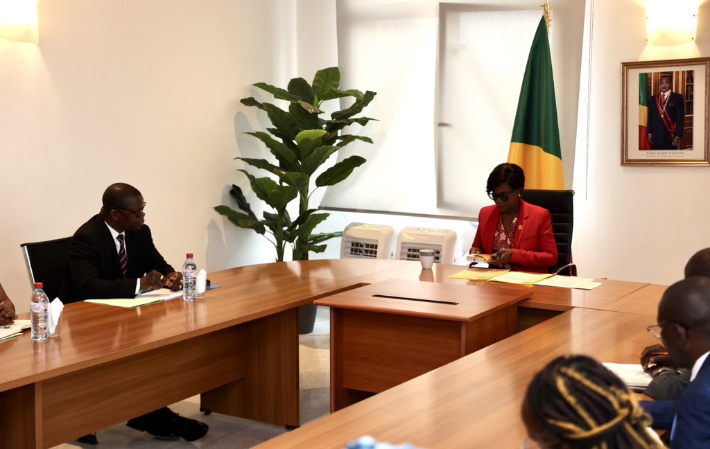OMSCongo's tweet image. Ce 21.07.2025, @sodjinoudossou a échangé avec la Ministre l’Env. 🌿 @ASoudanNonault sur la gestion déchets biomédicaux (DBM). Consensus sur les prochaines étapes après étude réalisée à Ngoyo avec appui de l’@OMSCongo afin de réduire l’impact #sanitaire & #environnemental des DBM.