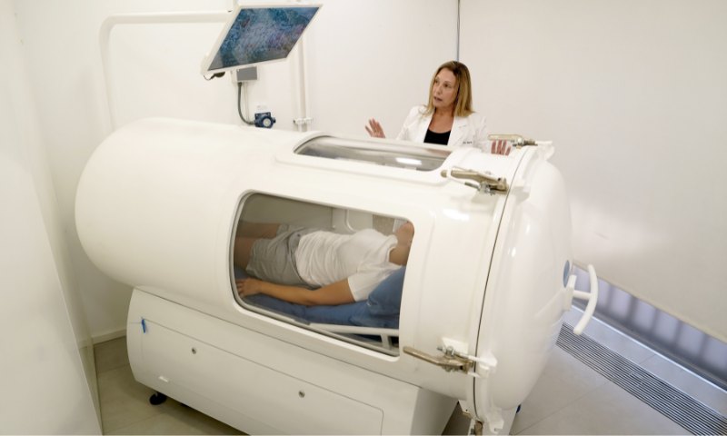 Oxigenación a alta presión para acelerar la regeneración de tejidos, prevenir complicaciones postquirúrgicas y potenciar los beneficios de otros tratamientos. Así trabaja la Unidad de #MedicinaHiperbárica. grupopedrojaen.com/especialistas-…