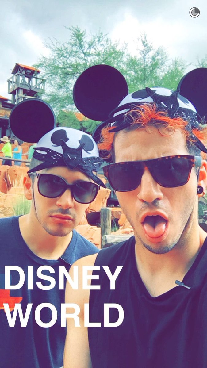 failedandspicy's tweet image. happy selfie dayyyy! ♥️♥️♥️ (from the happiest place on earth aside from a pilots pit) #pilotstwtselfieday #pilottwtselfieday