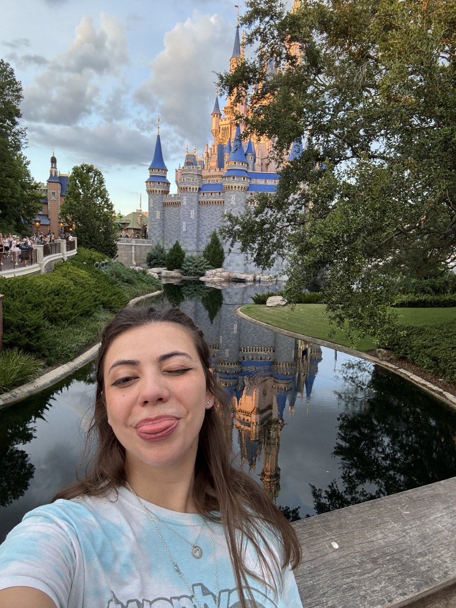 failedandspicy's tweet image. happy selfie dayyyy! ♥️♥️♥️ (from the happiest place on earth aside from a pilots pit) #pilotstwtselfieday #pilottwtselfieday
