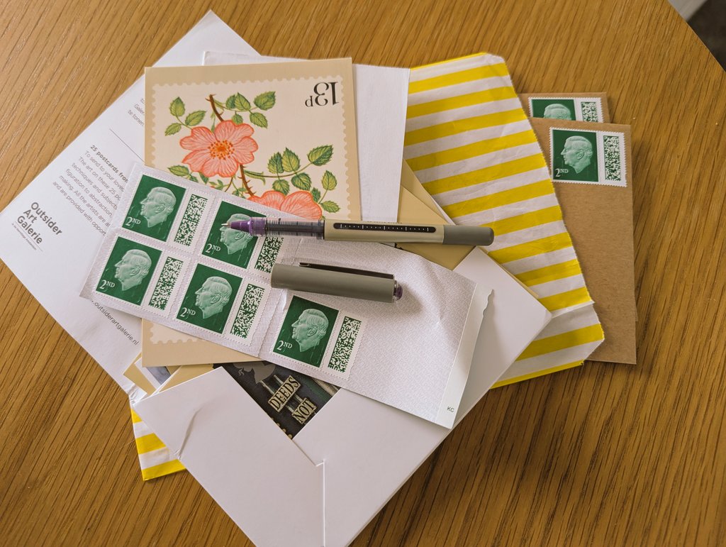 RebeccaLeek_'s tweet image. Tuesday has become known as #PostcardTuesday in this house. Monday is my day of rest (as I'm on the radio very early on Sundays) and then it's time to send things to lovely listeners and correspondents. 💌 🖊️ 📮📻🎶🧡