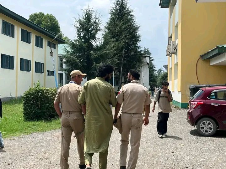 cagedwolfffx's tweet image. Jailed Kashmiri Boy Appears for Journalism and mass communication Entrance Exam Handcuffed at University of Kashmir
✌️