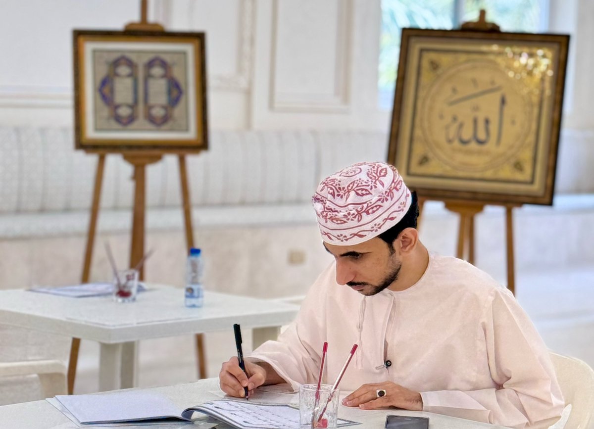 نظم مكتب سعادة طارق الخروصي، عضو مجلس الشورى ممثل ولاية العوابي، يوم السبت الموافق 26 أبريل 2025م، ورشة تدريبية بعنوان “رحلة الإبداع في حروف الثقافة”، والتي قدمها الخطاط والفنان التشكيلي بدر بن هلال الغافري، وذلك في مجلس الغوج بالعوابي، وسط حضور مميز من المهتمين بفنون الخط