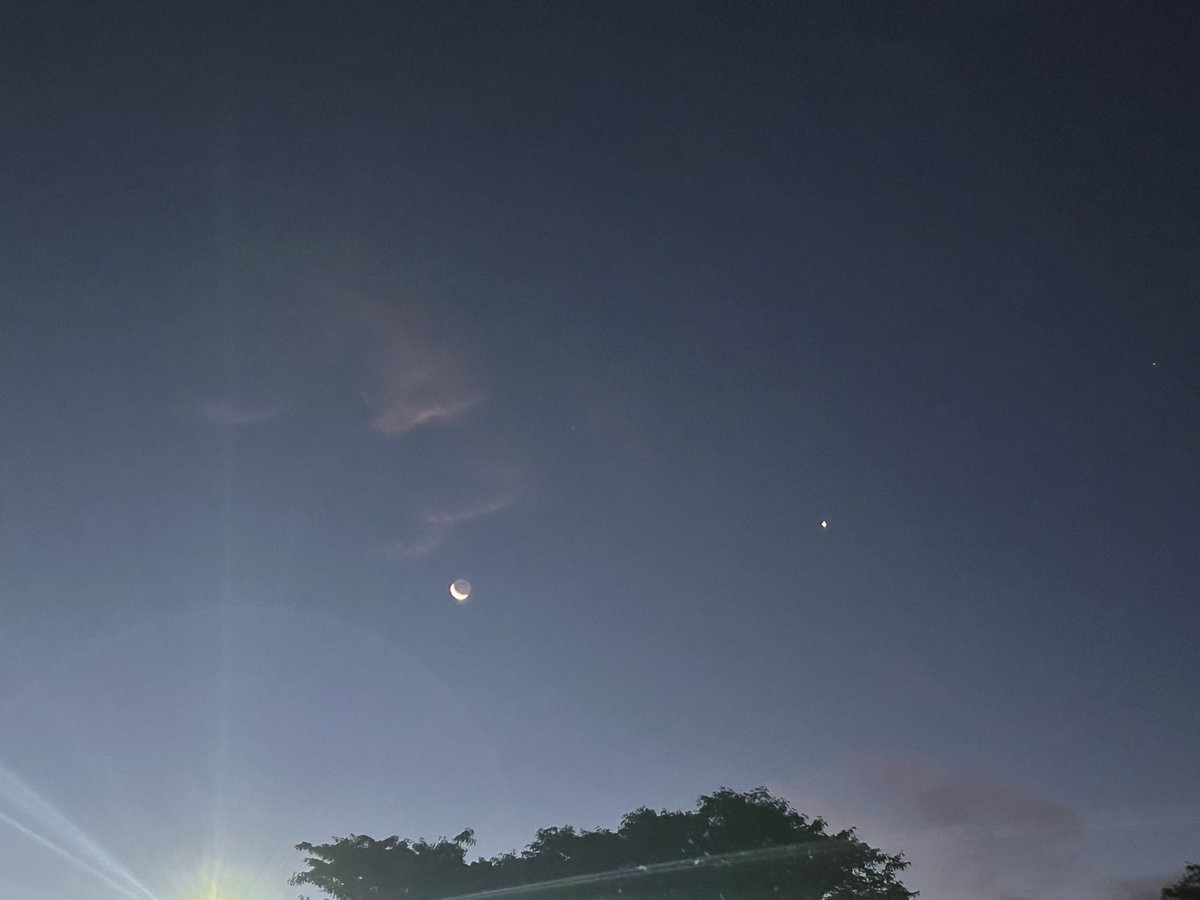 Another great view of the Moon and Venus in the Eastern sky this morning. Check it out #ROC.