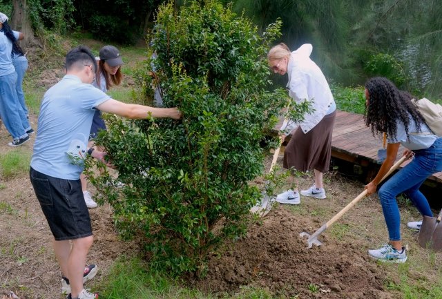 BeijingReview's tweet image. #US, Chinese youth plant friendship trees in #Xiamen. On Jul 17-22, the U.S. Youth Ambassadors in Xiamen program brings 27 students and teachers from Baltimore and Orange County, Los Angeles, to the southeastern coastal Chinese city in #Fujian Province for an immersive cultural…