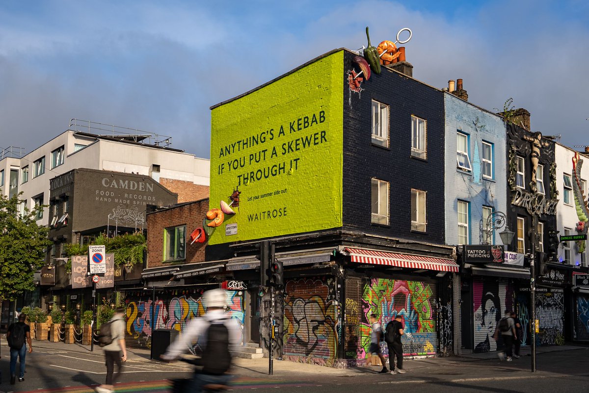 ReasonWhy's tweet image. Vallas publicitarias convertidas en brochetas.
El supermercado británico Waitrose celebra la espontaneidad de las comidas de verano con una acción creativa en publicidad exterior.
|| Más info 👉🏽 reasonwhy.es/actualidad/wai…