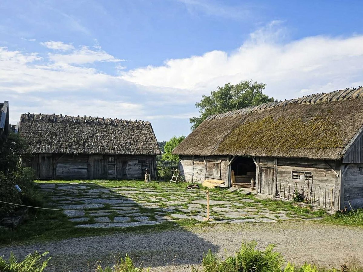 GimleK's tweet image. Lite bilder från vår "sommarresa" och vårt besök i Äskhults by i Halland.
Äskhults by är sedan 2004 ett kulturreservat och består av fyra gårdar från 1600-talet och fram till 1800-talet.
Byn är öppen dagligen mellan 11-17 och har en kaffestuga där det serveras både mat och…