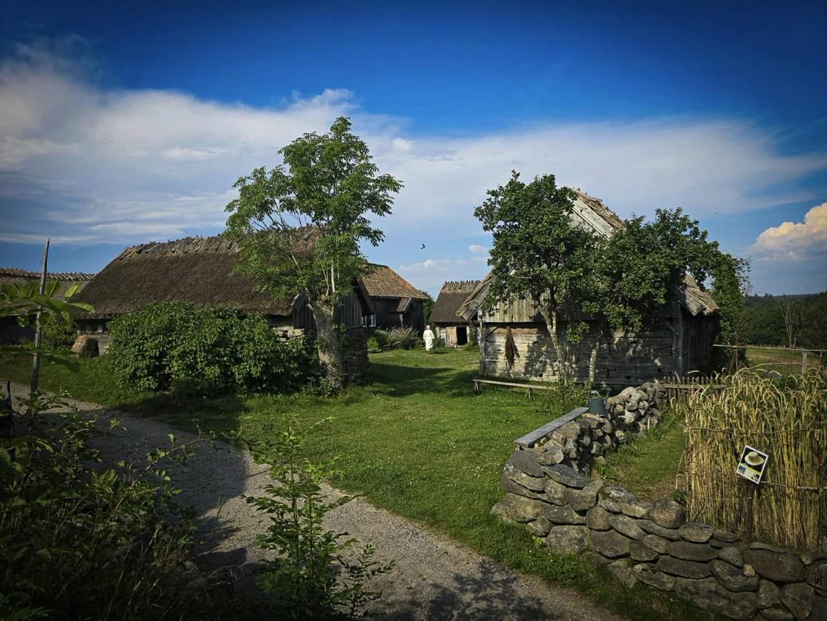 GimleK's tweet image. Lite bilder från vår "sommarresa" och vårt besök i Äskhults by i Halland.
Äskhults by är sedan 2004 ett kulturreservat och består av fyra gårdar från 1600-talet och fram till 1800-talet.
Byn är öppen dagligen mellan 11-17 och har en kaffestuga där det serveras både mat och…
