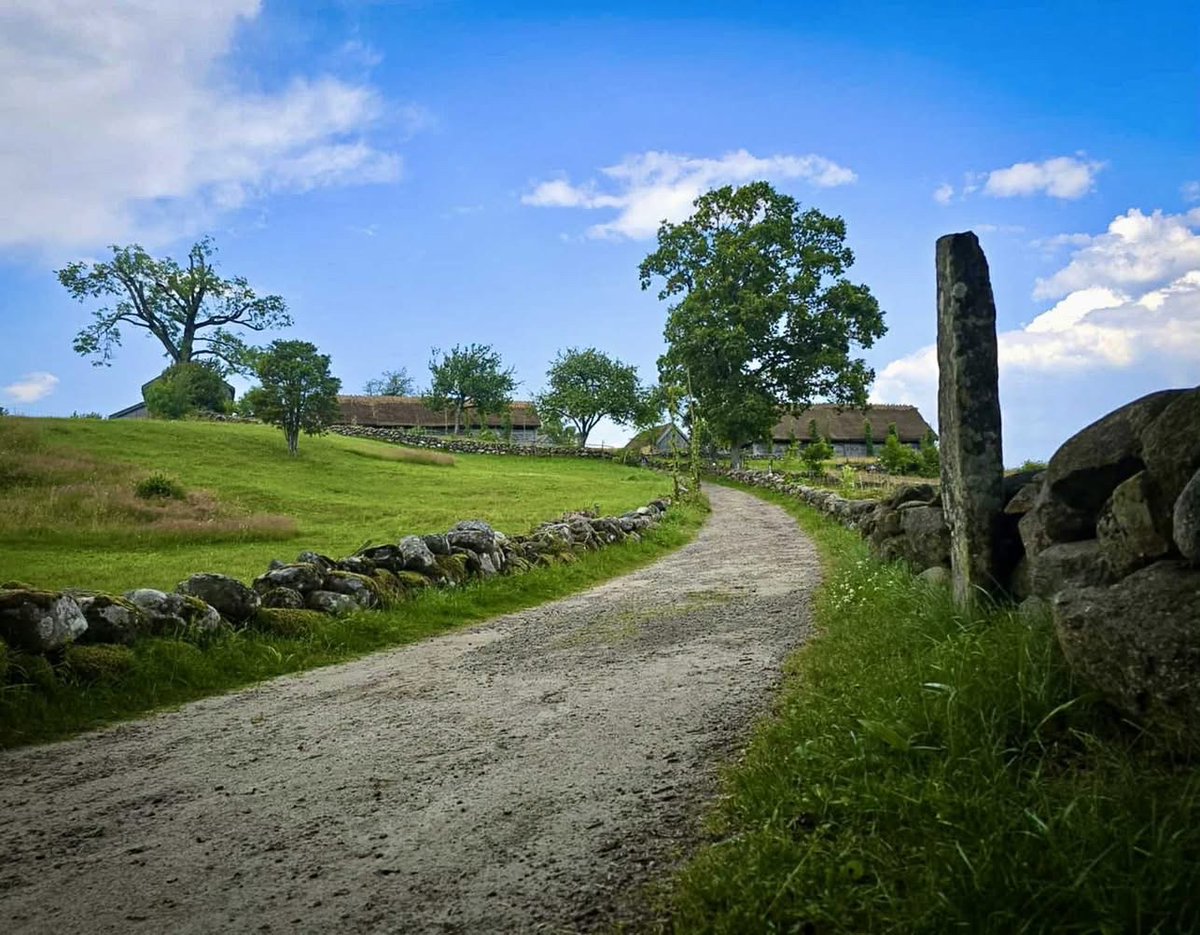 GimleK's tweet image. Lite bilder från vår "sommarresa" och vårt besök i Äskhults by i Halland.
Äskhults by är sedan 2004 ett kulturreservat och består av fyra gårdar från 1600-talet och fram till 1800-talet.
Byn är öppen dagligen mellan 11-17 och har en kaffestuga där det serveras både mat och…