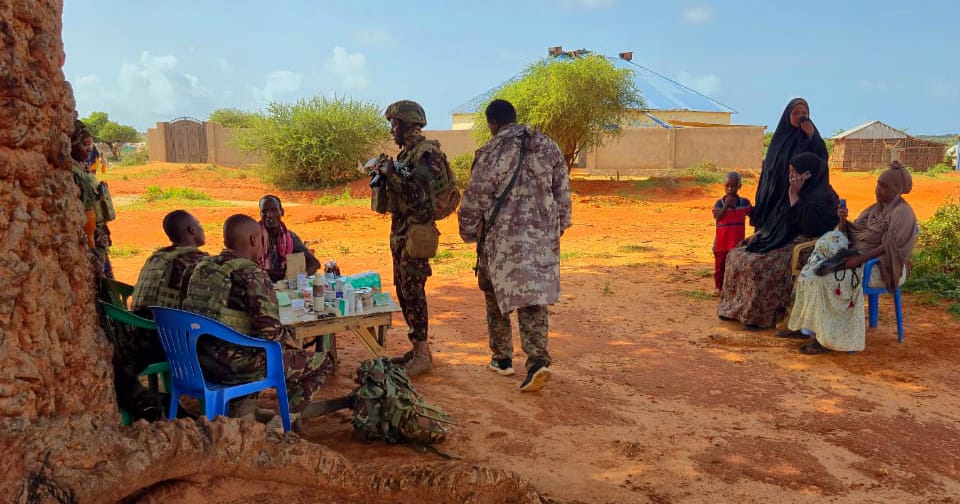 aussom_'s tweet image. Ciidanka #AUSSOM @kdfinfo ayaa Axaddii adeeg caafimaad oo lacag la’aan ah oo hal maalin socday u fuliyay dadka ku nool tuulada Sharif Adha ee u dhow magaalada Kismaayo.
Hawlwadeennada caafimaadka ee KDF ayaa dadka deegaanka u sameeyay baaritaanno kala duwan iyagoo sidoo kale ka…