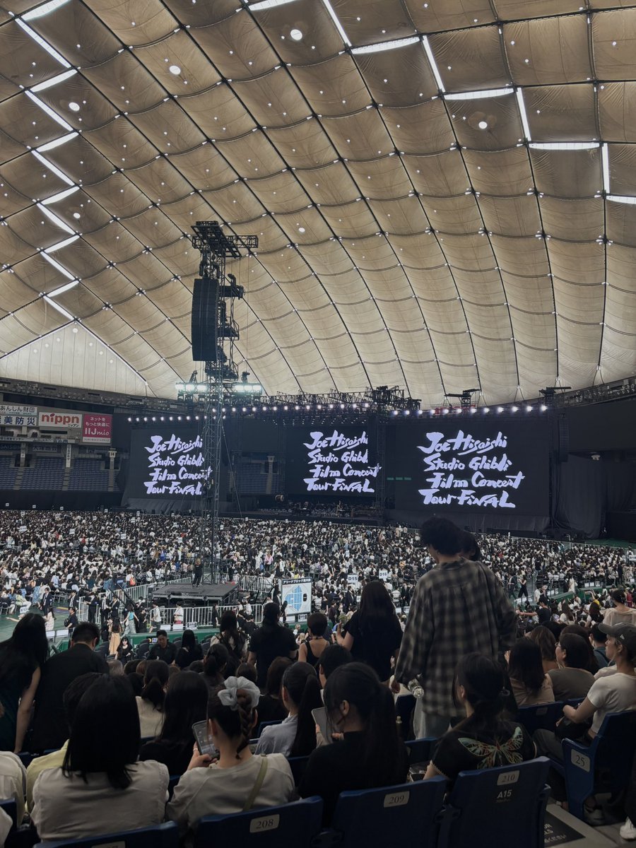 shechannn_'s tweet image. 久石譲ジブリコンサート
二十年間も生きていると、今目の前で起こっていることに圧倒されるあまり、身体が強張ったまま、ただ鳥肌と涙が湧き起こるのを拒絶できない場面に何度か遭遇した経験があるけれど、『あの夏へ』が流れたときがまさにその瞬間だった
