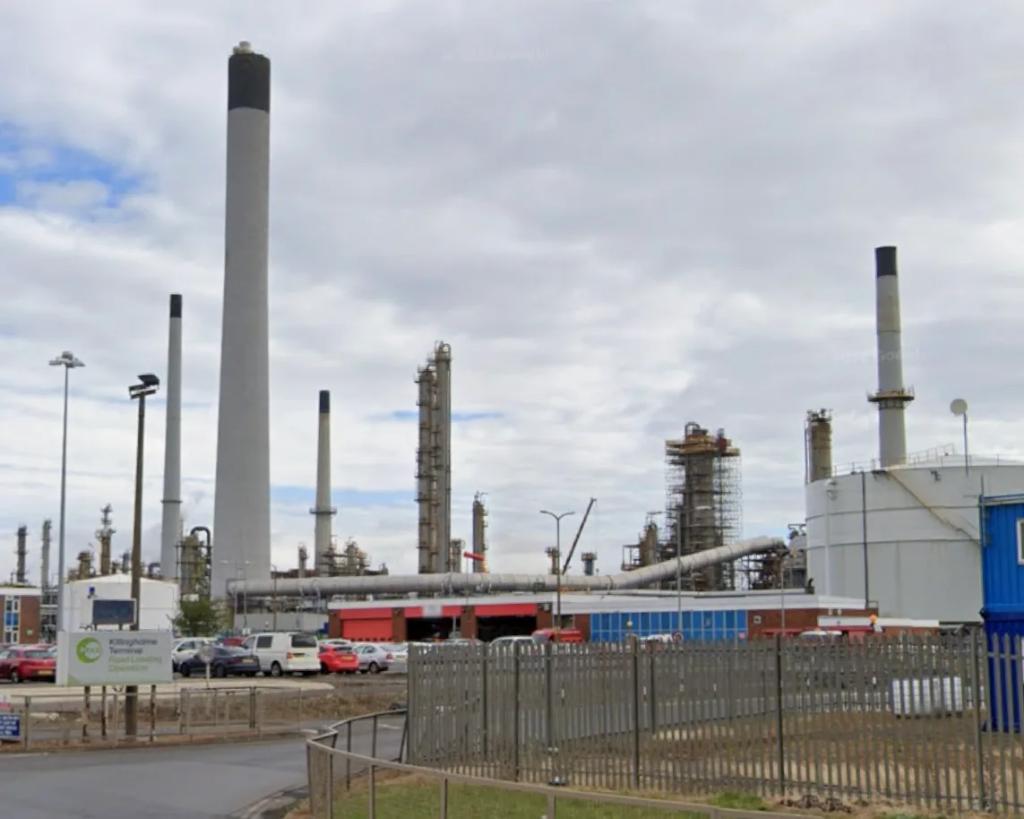 ActivePatriotUK's tweet image. Protest called by DEVASTATED employees at Lindsey oil refinary after closure announcement
A protest has been organised in a bid to save the facility. The demonstration is set to take place outside Grimsby Town Hall at 12:30pm on Thursday 24 July.
At least 420 jobs are at risk,…