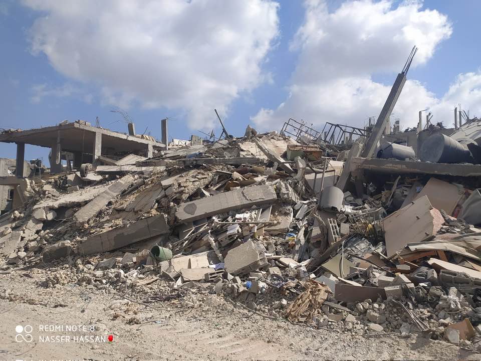 بيتنا هو وطننا الصغير، وذكرياتنا الحلوة، وتعب السنين، وعرق الجبين.

بعد أن ظل صامداً لأكثر من 650 يوماً في هذه الحرب، حانت مشيئة الله بأن يتم قصفه وتسويته بالأرض.

الحمدلله على كل حال، وربنا يعوضنا خيراً، وحسبنا الله ونعم الوكيل

#غزه_تباد_وتحرق
#غزة_تقتل_جوعاً
#غزة_تُجوع
#Gaza