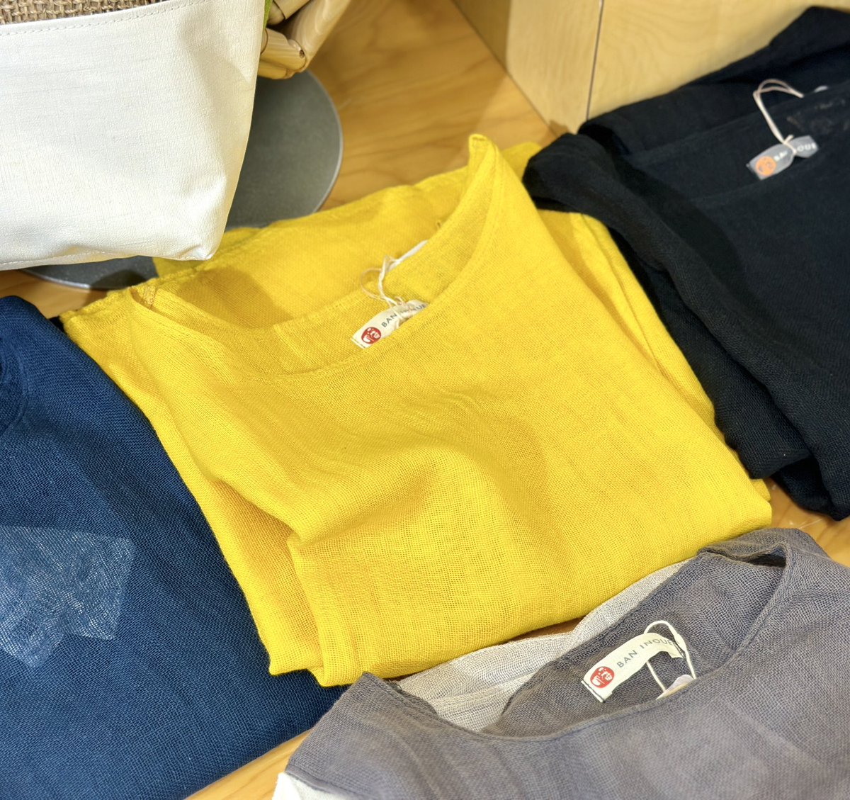 LOFT_YOKOHAMA's tweet image. \ 👚涼しく鮮やかに🌻/
蚊帳・麻織物を使った
暮らし周りの道具や衣服を手がける
ライフスタイルブランド
#BANINOUE ( #バンイノウエ )。
色味も素材も夏にぴったりな
アイテムを取りそろえております◎
▽くわしくは
loft.co.jp/shop_list/info…
#旬商品