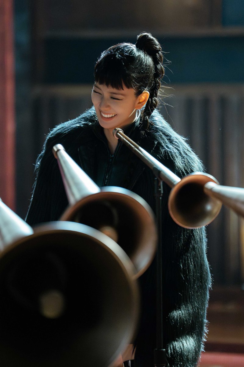 PRODJlSOO's tweet image. love how shes giving us more pics of the outfits and looks from the mv