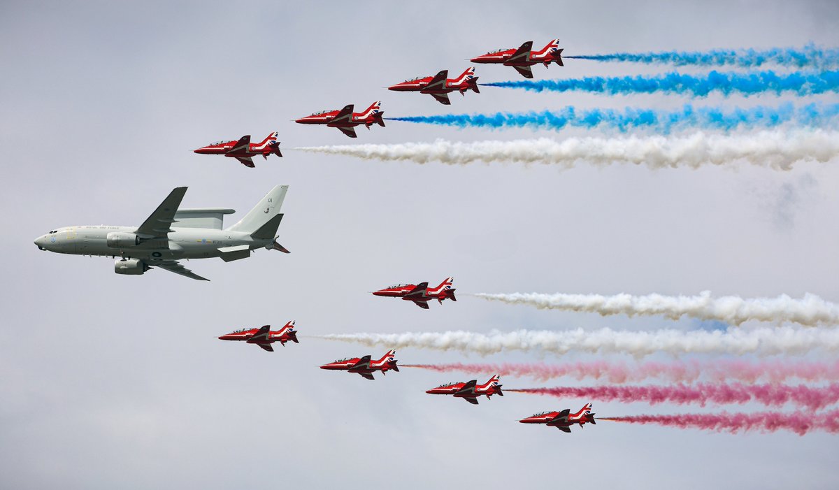 DefenceHQ's tweet image. The @airtattoo showcases the best of the UK’s air capabilities with cutting-edge aircraft, inspiring displays including the @RAFRedArrows and @RAFBBMF.
Defence Minister @meaglemp met with RAF personnel and industrial partners key to making defence an engine for growth.