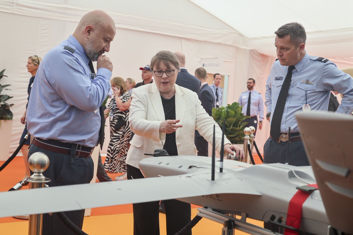 DefenceHQ's tweet image. The @airtattoo showcases the best of the UK’s air capabilities with cutting-edge aircraft, inspiring displays including the @RAFRedArrows and @RAFBBMF.
Defence Minister @meaglemp met with RAF personnel and industrial partners key to making defence an engine for growth.