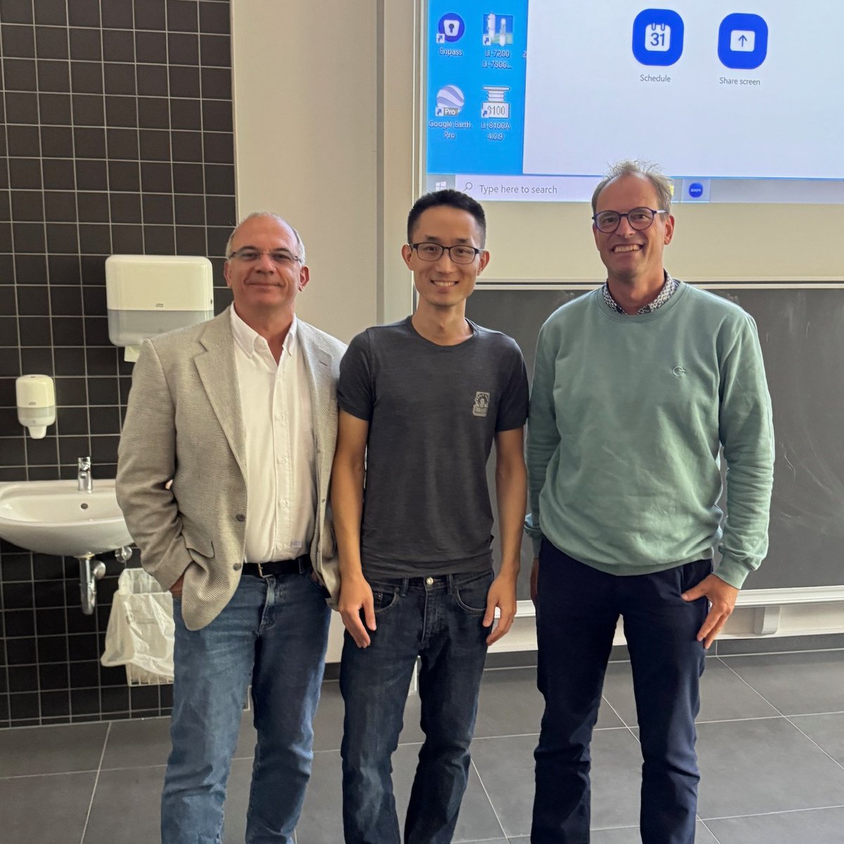 MPI_BGC's tweet image. 🇬🇧 Many congrats 🥳 🎓 Naixin Fan (center) on the successful defence of your #PhD thesis ‘#Climate Controls on #Ecosystem Carbon Turnover: Identifying Robust Features admidst Uncertainty’. All the best for your future, Naixin!
Foto: © M. Huang