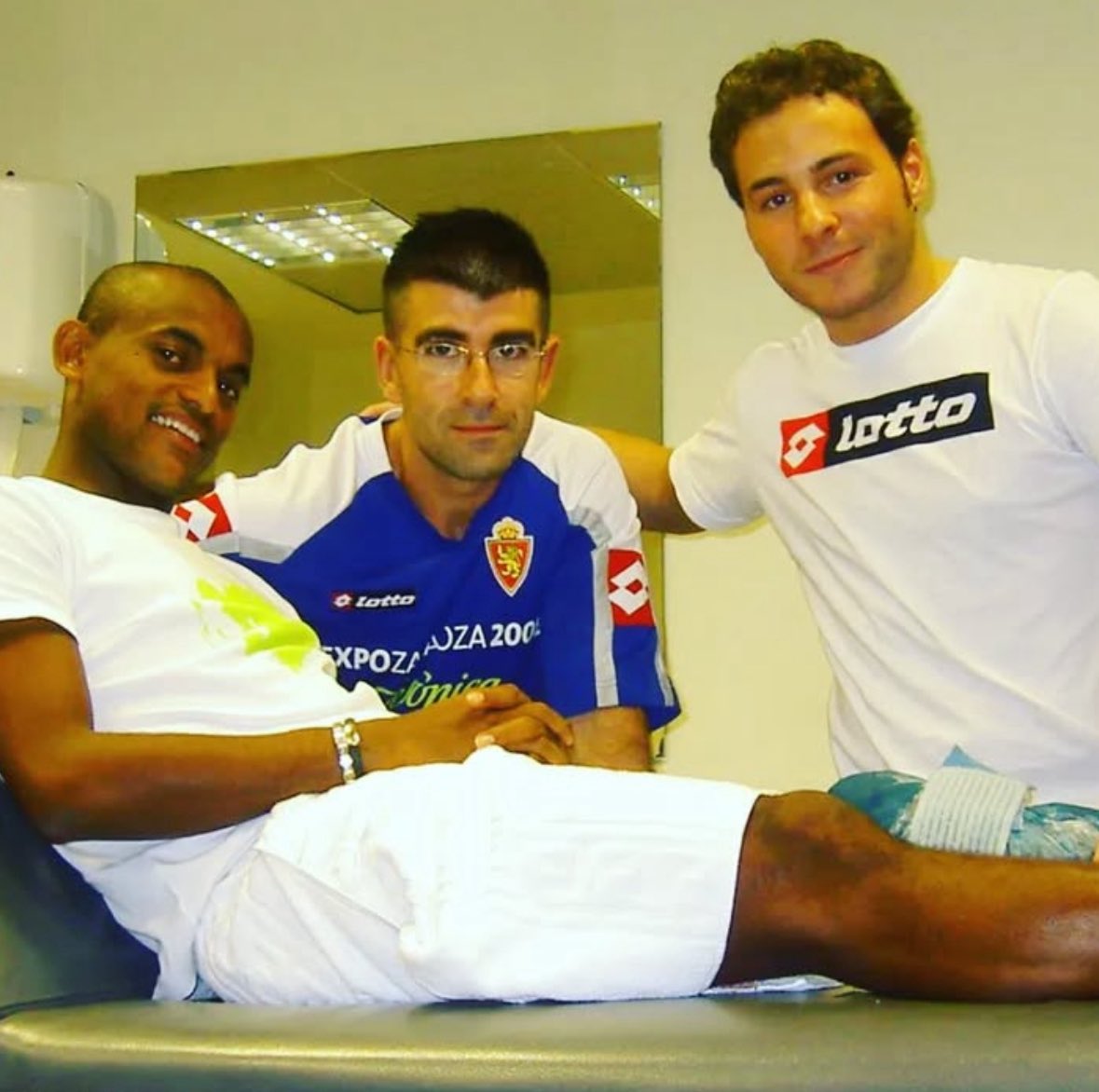 Iván Villanúa se presentó en 2006 a unas prácticas de su carrera: quería ser fisio del #RealZaragoza

Aún recuerda su primera consulta. Con las luces medio apagadas, recibió a un futbolista alto, con pinta de central. No tardó en reconocerlo. Era César Jiménez, el futbolista al