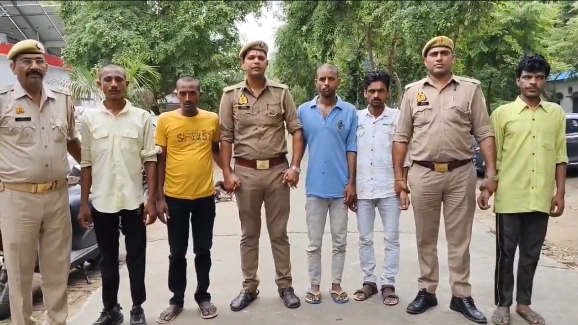 कांवड़ शिविर में भेष बदलकर चोरी करने वाले गिरफ़्तार अभियुक्त- 

1- सुहैल उर्फ चोकड़ उर्फ शेरखान निवासी लद्दावाला, मुजफ्फरनगर
2- आसिफ निवासी बिलाल मस्जिद के पास लद्दावाला, मुजफ्फरनगर
3- आसिफ निवासी आयशा मस्जिद के पास शाहबुद्दीनपुर रोड, मुजफ्फरनगर
4- शादाब निवासी कूकड़ा मंडी, थाना