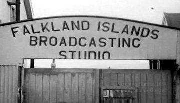 RDPHistory's tweet image. July 22nd 1982: Falklands Broadcaster Patrick Watts announces a new era of TV and Radio broadcasting in the Falklands, and reminds the Islanders of the six Anglo-Argentine broadcasters sent from Buenos Aires to keep up propaganda, who soon legged it as the Task Force came closer!