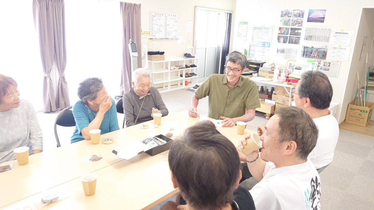 JapanCarSharing's tweet image. \ 能登半島地震支援@うかわカーシェア会×マッハコーヒーさんお茶会しました /
うかわカーシェアの皆さんとマッハコーヒーさんが集まり集会所のサロン会を開催しました♪
能登の夏は暑い…!
この日はマッハさんが皆さんに淹れたてのアイスコーヒーを振る舞ってくれました。…