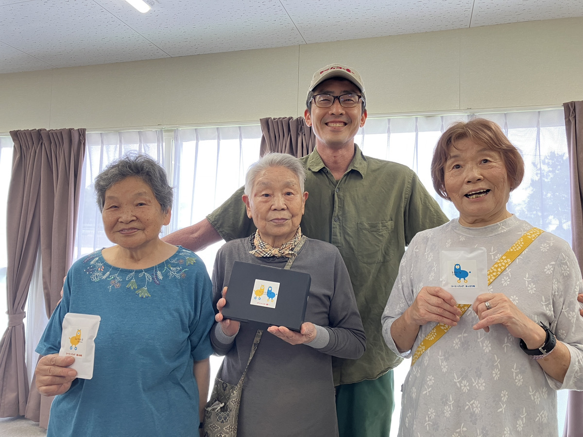 JapanCarSharing's tweet image. \ 能登半島地震支援@うかわカーシェア会×マッハコーヒーさんお茶会しました /
うかわカーシェアの皆さんとマッハコーヒーさんが集まり集会所のサロン会を開催しました♪
能登の夏は暑い…!
この日はマッハさんが皆さんに淹れたてのアイスコーヒーを振る舞ってくれました。…