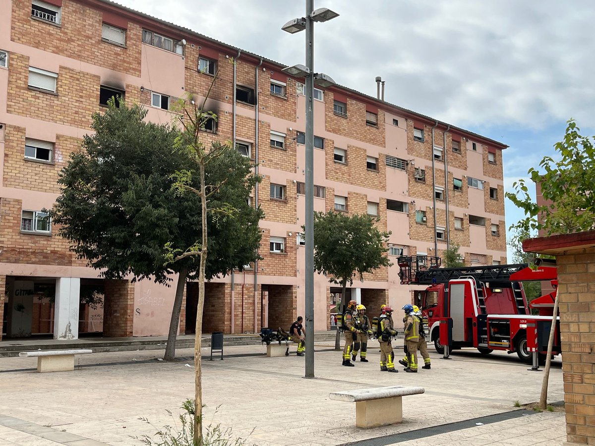 Agraeixo l'actuació dels Bombers, la Guàrdia Urbana, Mossos d'Esquadra i els serveis tècnics de la Paeria per la seva actuació i atenció davant l'incendi que ha afectat aquest matí un pis del bloc de pisos de la plaça Barcelona de la Mariola.