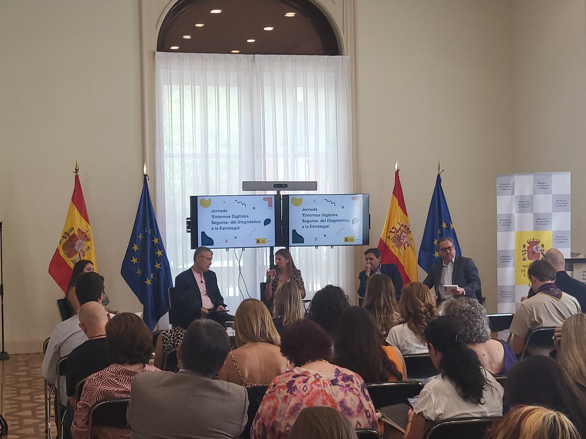 Asistimos a la Jornada "Entornos digitales seguros: del diagnóstico a la Estrategia". En el acto se están tratando las conclusiones del Informe para la Protección de los Menores en el entorno digital, en el que trabajamos desde The Family watch junto con otras organizaciones.