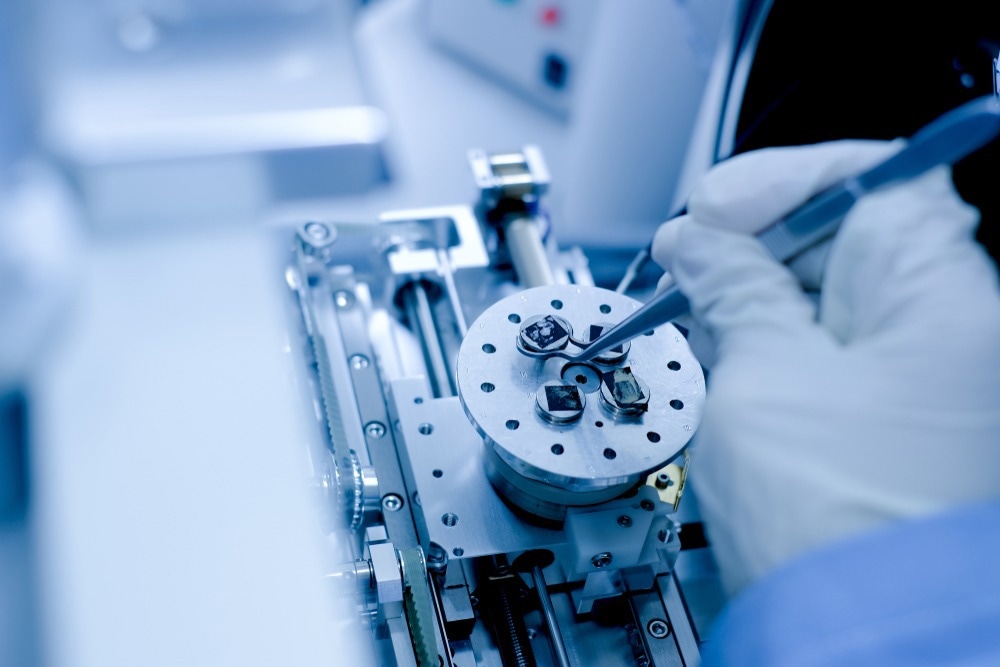 Enhancing Graphene Research with Tabletop SEM azonano.com/article.aspx?A…