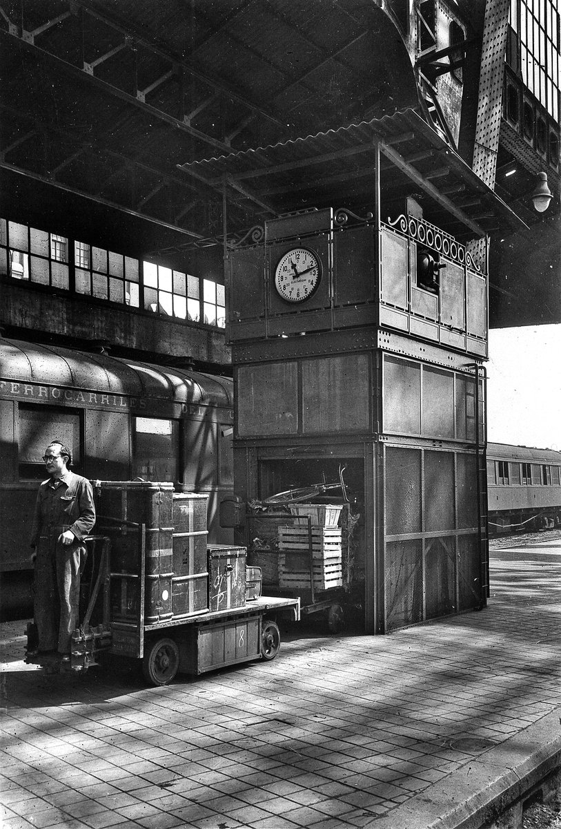 #TalDíaComoHoy de 1854 se inauguró el camino de hierro🚂que comunicaba Barcelona con Granollers

Para su construcción se creó la sociedad del Camino de Hierro del Norte, con un capital social de 6 millones de pesetas🪙

📷La estación de Barcelona-Término con la que contó esta
