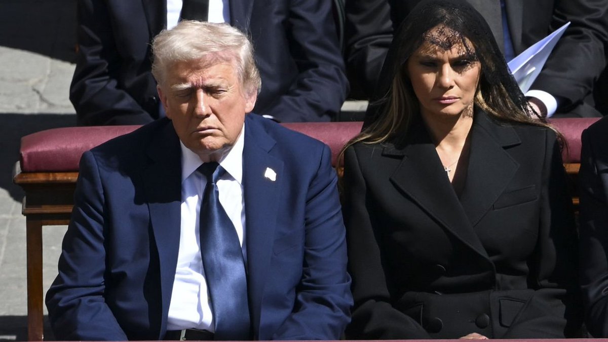 Gmit_U's tweet image. Bueno, vamos a cruzar los dedos para que Melania vea las noticias y le cuente a su marido lo que ocurre en Ucrania.
Este es el nivel de la Casa Blanca.
PD: A ser posible que no tarden 6 meses más en desayunar juntos otra vez. #Ucrania #Rusia