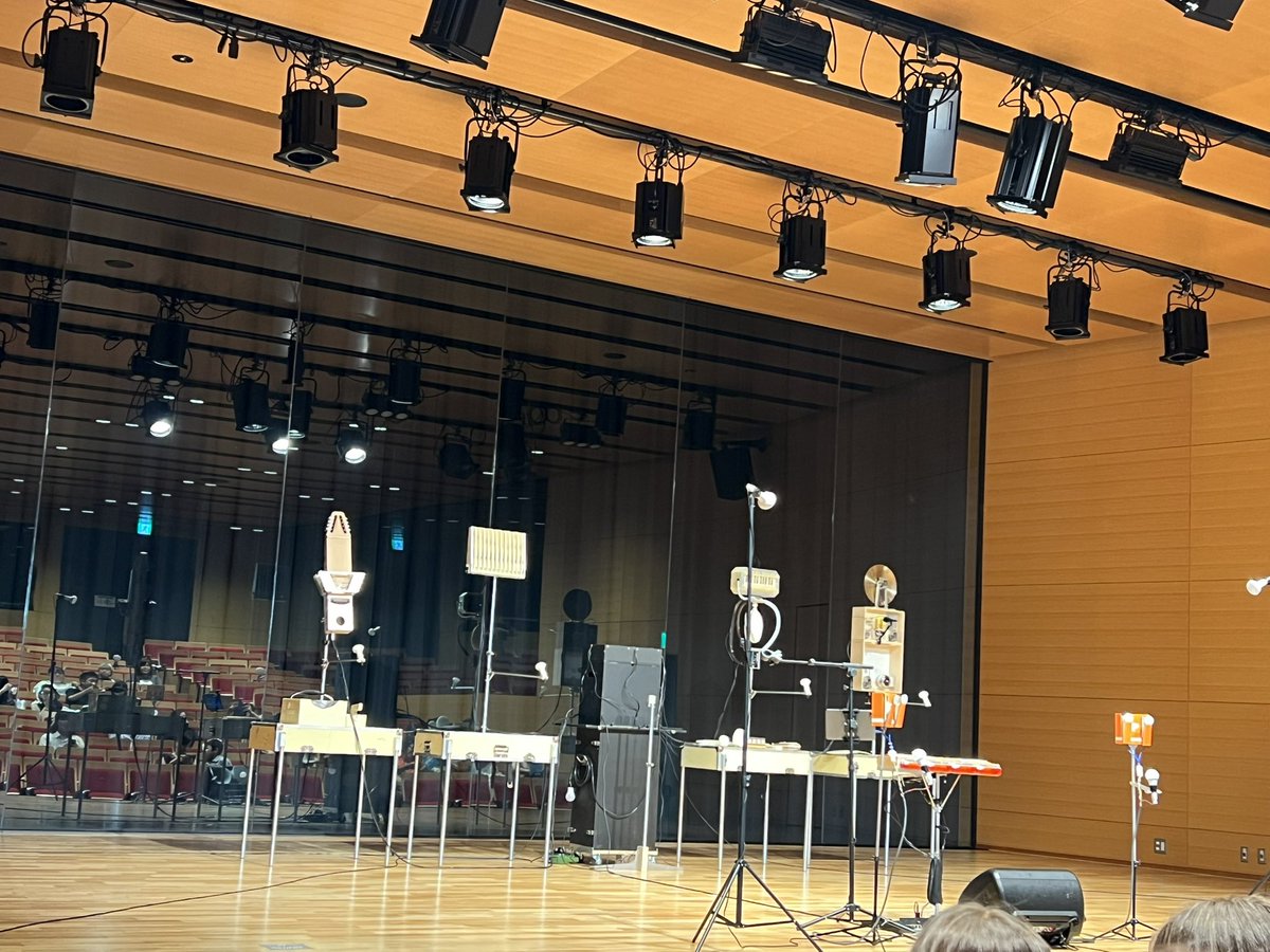 ebbichi's tweet image. 入場しました。
この会場、毎月保山さんの上映会で来てるのでなんか変な感じ。
なお会場の規約でグッズ販売不可とのことで旗入りのパンフしか買えなかった。ちぇー😑
#UMEツアー2025
#明和電機