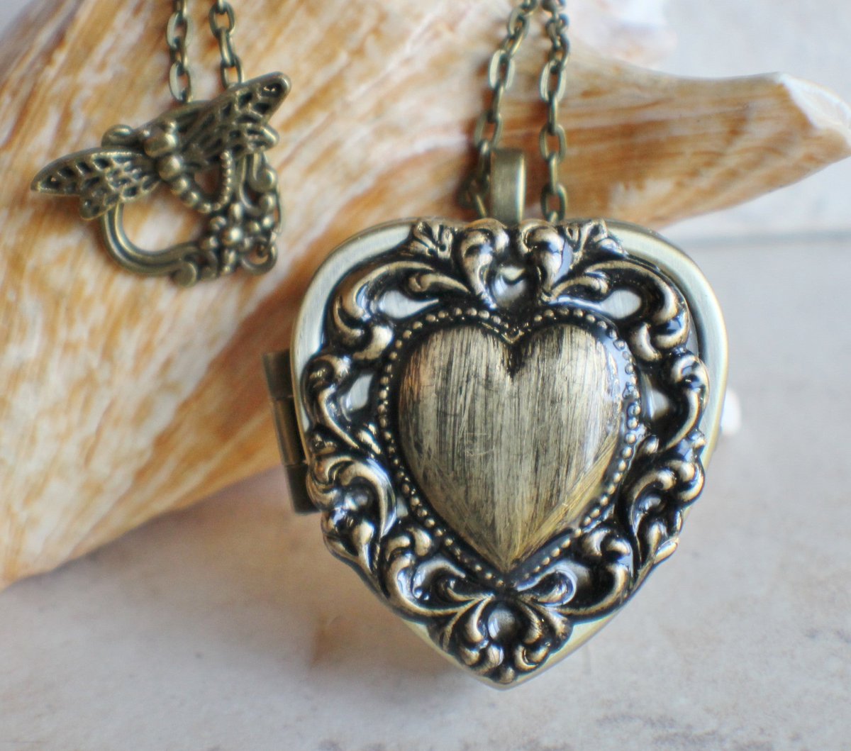 charsfavorite's tweet image. Unlock cherished memories with our Lacey Edge Music Box Locket in a stunning bronze tone for just $100. A perfect accessory for your sentimental journey. #Jewelry #MusicBox
Shop Now charsfavoritethings.com/products/4musi…