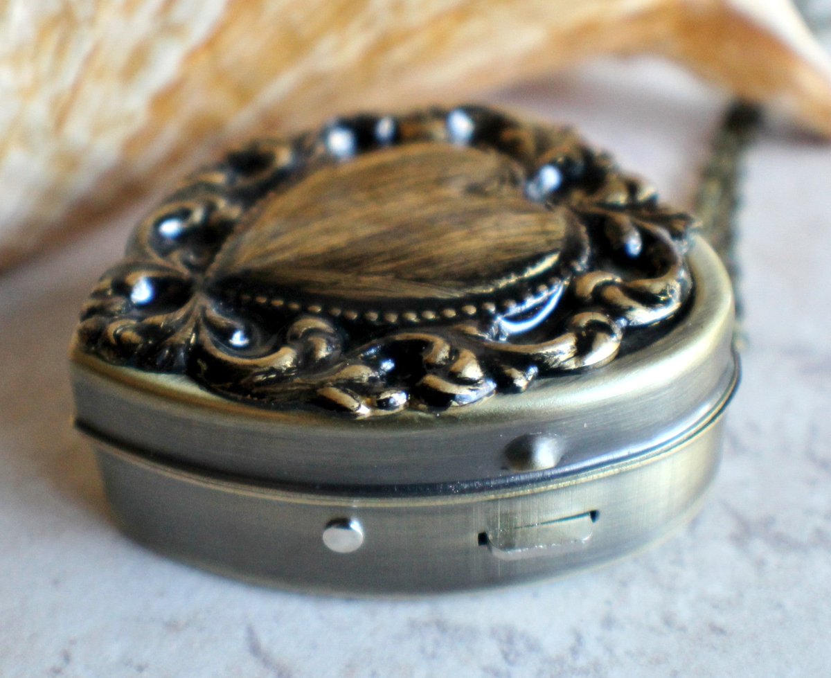 charsfavorite's tweet image. Unlock cherished memories with our Lacey Edge Music Box Locket in a stunning bronze tone for just $100. A perfect accessory for your sentimental journey. #Jewelry #MusicBox
Shop Now charsfavoritethings.com/products/4musi…