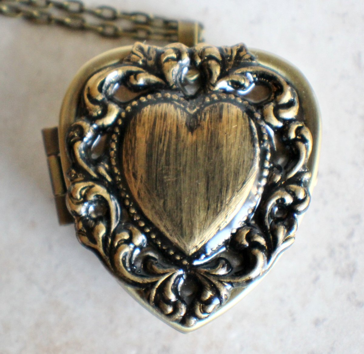 charsfavorite's tweet image. Unlock cherished memories with our Lacey Edge Music Box Locket in a stunning bronze tone for just $100. A perfect accessory for your sentimental journey. #Jewelry #MusicBox
Shop Now charsfavoritethings.com/products/4musi…