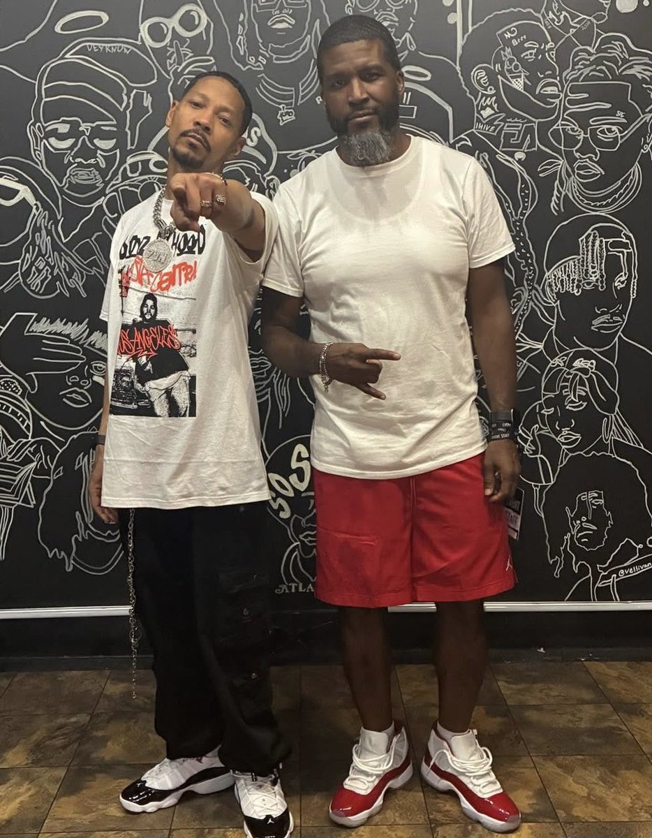 bigterra's tweet image. Aye salute to @7vnmusic a lot of people don’t know what goes on behind the scenes at these events. This man was doing everything he could to keep the event running smooth keeping the artist in place making sure the host was prepped bro keep it going. 
#TERRAbleVision 
#ImOutside