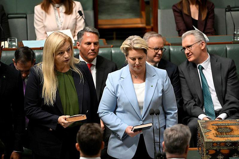It was an enormous honour to be sworn into the 48th Parliament as the Member for Monash. 

It’s a big week ahead and I’m looking forward to hitting the ground running on behalf of my local community.