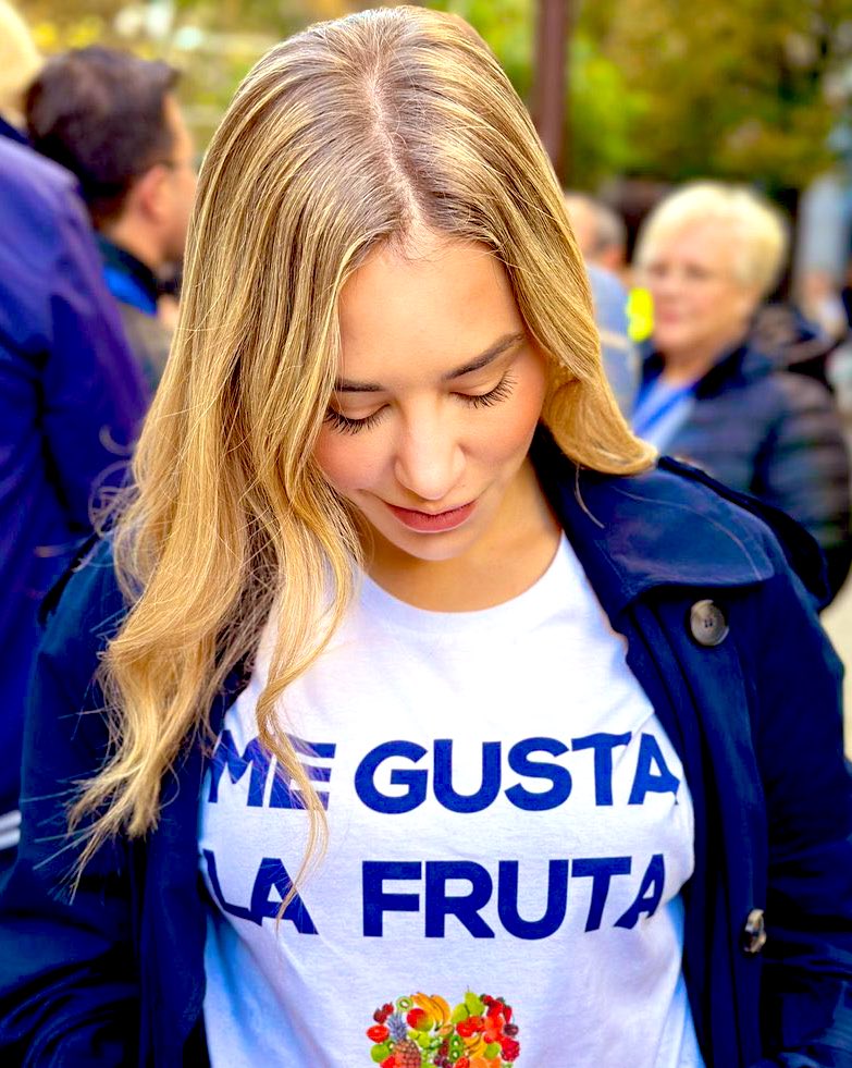 crispmarcote's tweet photo. Le gusta la fruta y mentir en el curriculum. https://t.co/GS3GlBubrj