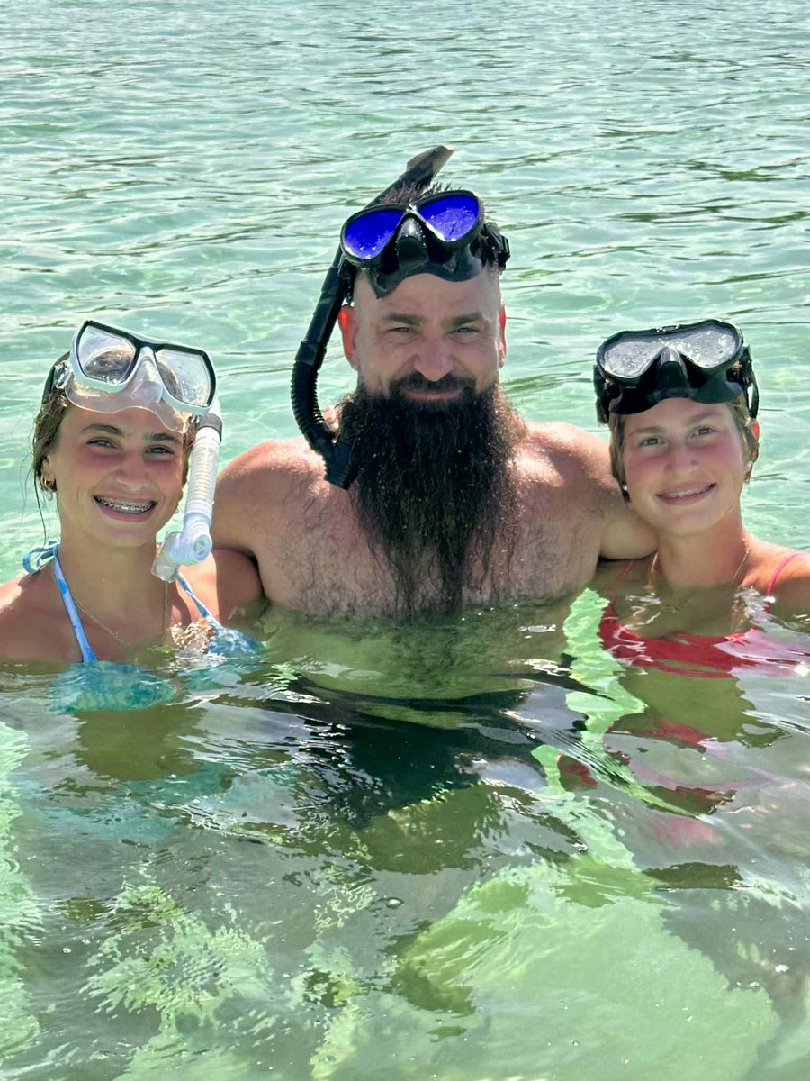 demunjones's tweet image. The Bahamas for 2 days is still the Bahamas. I’ve spent so many summers traveling working and just like that I have 2 High Schoolers. Gonna do my best to take these ladies to as many cool spots as I can, while I can.