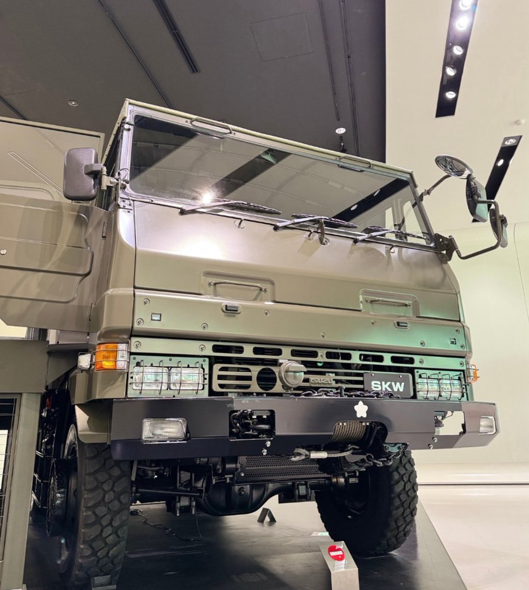 trucknakanohito's tweet image. いすゞのSKWを見れる機会は滅多にないんですが実はいすゞプラザに展示されているので要チェックです。東日本大震災の際に自衛隊の車両が津波による水没で次々と行動不能になる中で唯一SKWだけが稼働して世界最強のアメリカ軍を驚かせた事は有名ですよね。