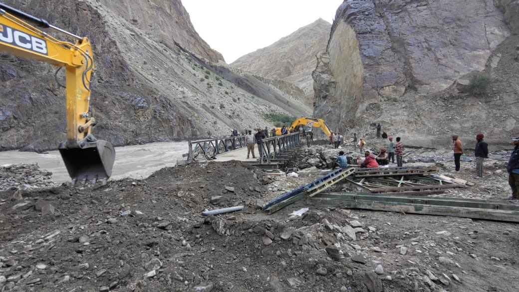 prodefencejammu's tweet image. Flash floods triggered landslides in Kilima–Chilling sector on Nimu–Padum–Darcha road in the Ladakh Union Territory, snapping connectivity.
In a swift overnight operation on 20 Jul, 2025 Project Yojak @BROindia launched a 50 ft Bailey Bridge at KM 92.40.
The road link was…